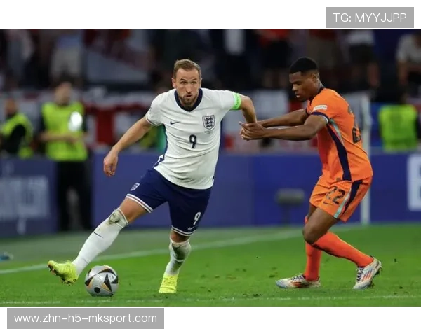 凯恩禁区内小范围终结训练，点球与胸部停球并行