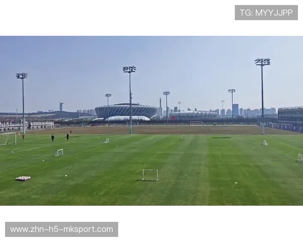 武汉三镇底线传递细腻，精彩配合引爆看台